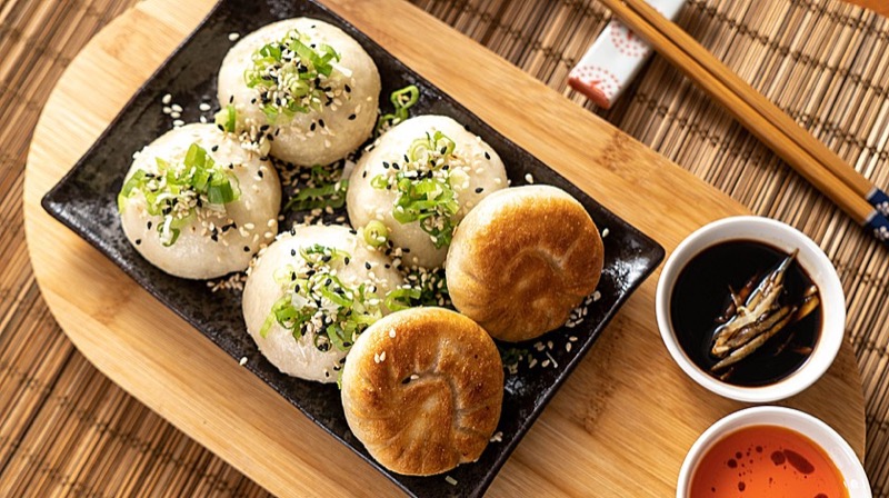Pan-fried sheng jian bao with sesame seeds and scallions